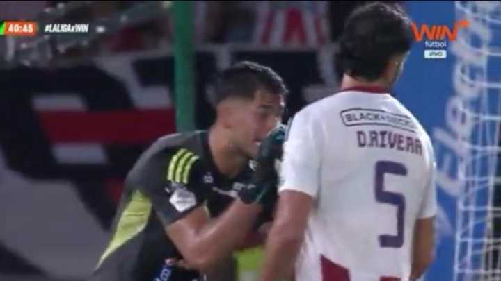 Pelea en la cancha: arquero Silveira enfurece, se pelea con un compañero del Junior y en la siguiente acción... gol de Nacional; video