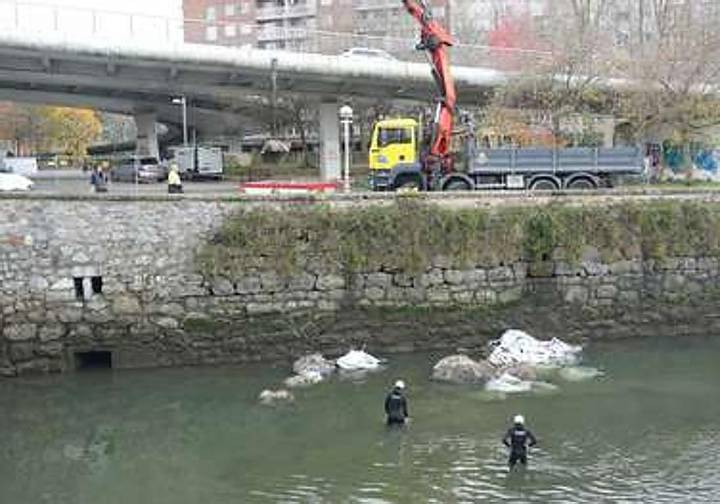 Buzos limpian el Urumea de escombros para favorecer su navegabilidad