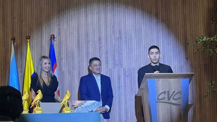 Periodista de El País fue galardonado con el Halcón de Oro; esta es la historia premiada