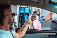 YPF habilitó el pago en dólares en carga de combustibles: ¿cómo funciona?