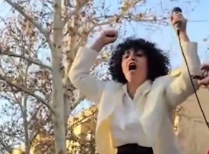 “Detenida violentamente”. Irán arresta a una ganadora del Nobel de la Paz cuando participaba en un acto público