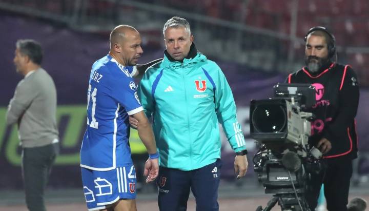 Díaz dice que le "encantaría" que Álvarez siga en la U. de Chile: "Le ha hecho muy bien al club y al grupo"