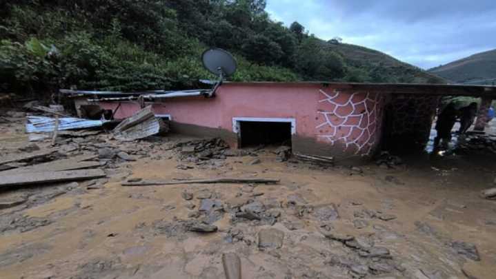 Seis viviendas afectadas por desbordamiento de quebrada en Mérida