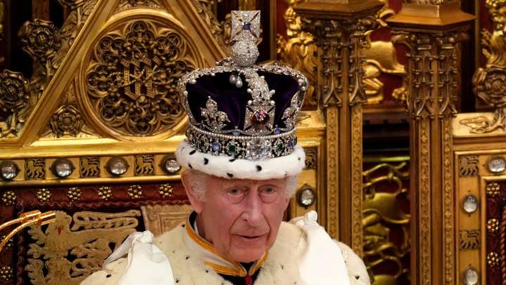 Untan comida a vitrina de corona del rey Carlos III