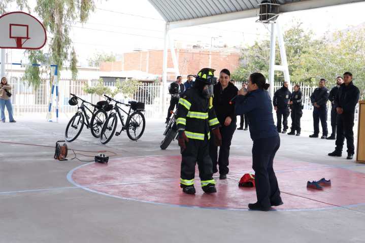 Previene Bomberos a estudiantes a ponerse a salvo en caso de siniestro en casa