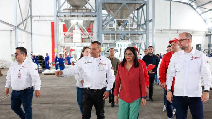 Delcy Rodríguez inspecciona Planta de Urea de Pequiven