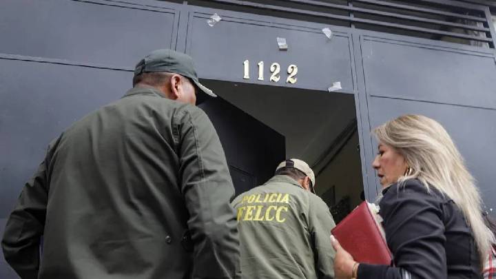 Arce aguarda audiencia tras noche en celda policial