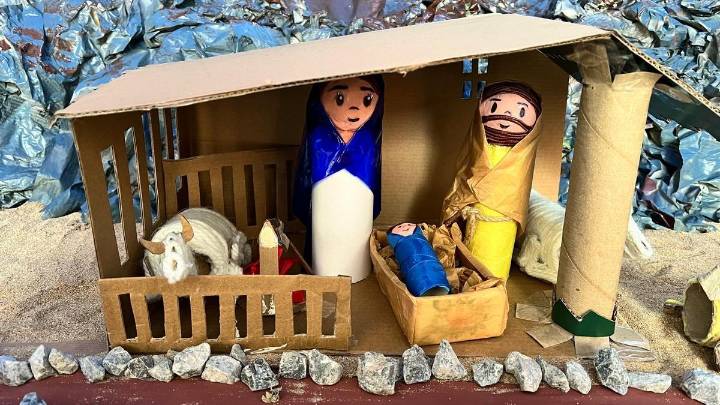 Tubos de cartón, telas o botellas: así es el llamativo belén, hecho con materiales reciclados, del colegio gijonés Juan Pablo II