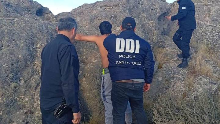 Hallan muerta a una mujer y detienen a su pareja