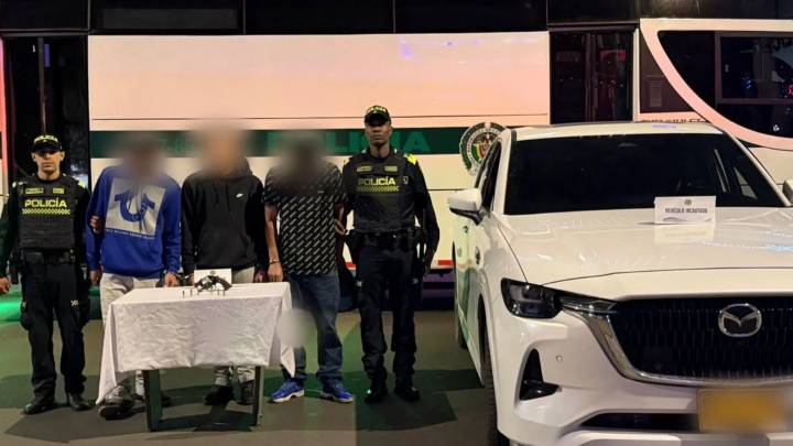 ¡Intentaron arrollar a los policías! Capturan a tres sujetos que escondían un revólver en una camioneta en Bogotá