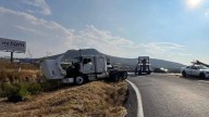Tráiler sale de carretera al derrapar