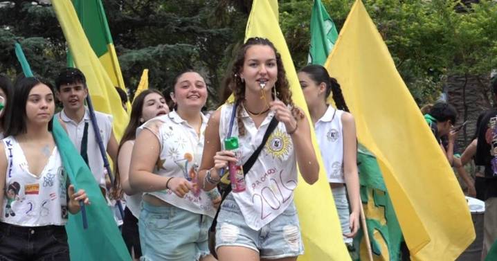 La promo 2026 tomó el centro con su primer banderazo