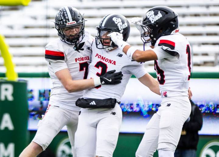 Pomona leads Windsor at halftime of 3A football final