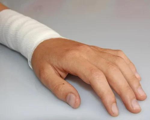 Niño herido con pico de botella durante pelea entre sus padres