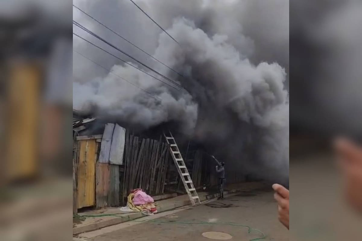 Incendio afecta a casa de material ligero Valparaíso: bomberos trabaja ante riesgo de propagación