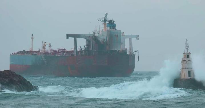 Bulgaria Black Sea: Oil tanker stranded off after alleged Ukrainian strike