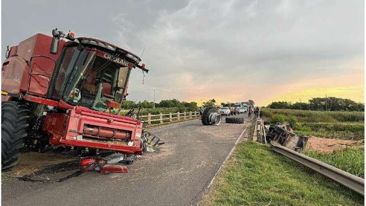 Gualeguay: una cosechadora y un camión chocaron de frente sobre un puente