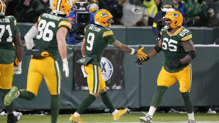 Packers hold off Bears 28-21 to take over NFC North lead