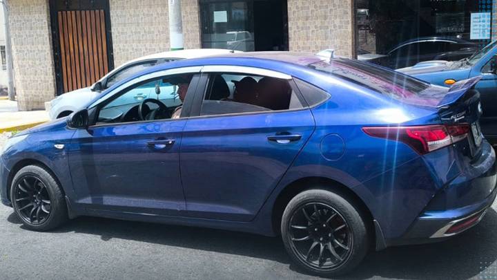 Capturan a sujeto que robaba desde vehículo en movimiento