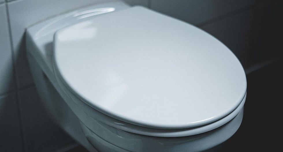 ¿Es correcto o no bajar la tapa del inodoro antes de tirar de la cadena?