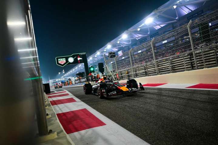 Max Verstappen logra la última pole del año y mete presión a McLaren