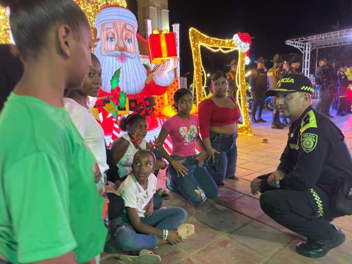 Cuando las luces de diciembre unieron al coronel y a los niños