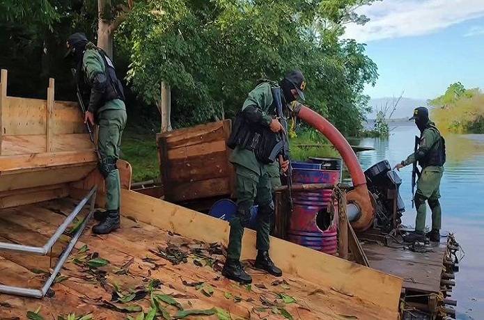 FANB destruye cinco barcas usadas para minería ilegal en Bolívar