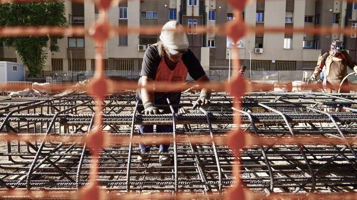 La construcción ofrece un plan al Gobierno para incorporar de forma inmediata al sector a 12.000 trabajadores extranjeros en situación irregular