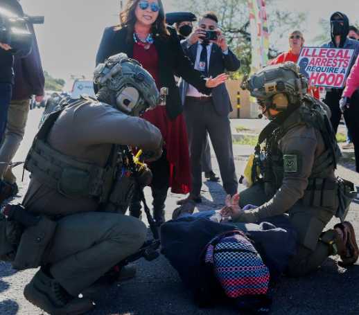 Congresista de Arizona afirma que fue rociada con gas pimienta en redada migratoria