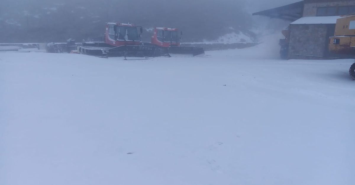 La nieve tiñe de blanco La Covatilla, que se prepara para abrir este viernes