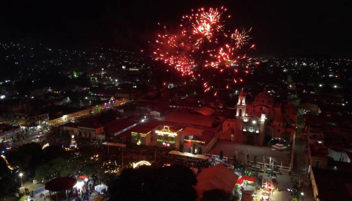 Amozoc enciende su árbol da inicio a las festividades navideñas 2026