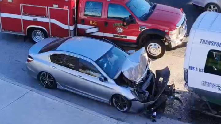 Mujer Muere al Chocar Contra Minibús que Bajaba Pasajeros en Rosarito; Hay Otros Dos Heridos