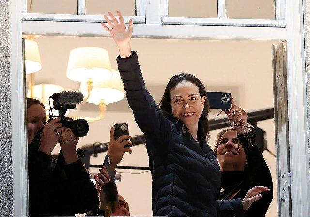 María Corina Machado llegó a Oslo y saludó a los seguidores desde el balcón del Grand Hotel