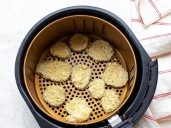 Cómo cocinar pepinillos fritos y crujientes en "air fryer": encurtidos, empanizados o asados