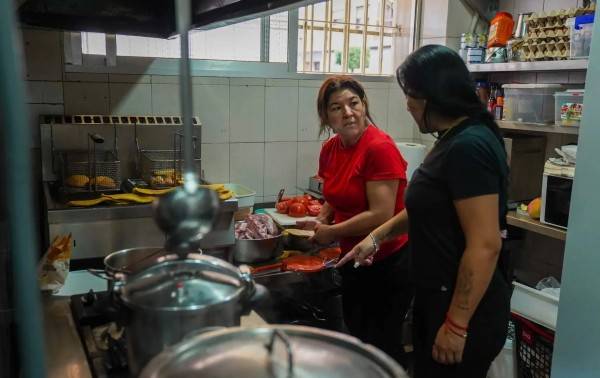 España apuesta por la inmigración para crecer, a pesar de las críticas