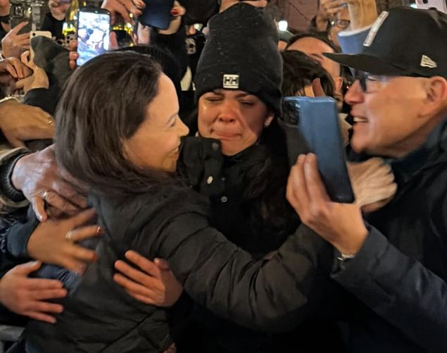 Tras un largo viaje, María Corina Machado saludó en Oslo a sus seguidores (+Video)