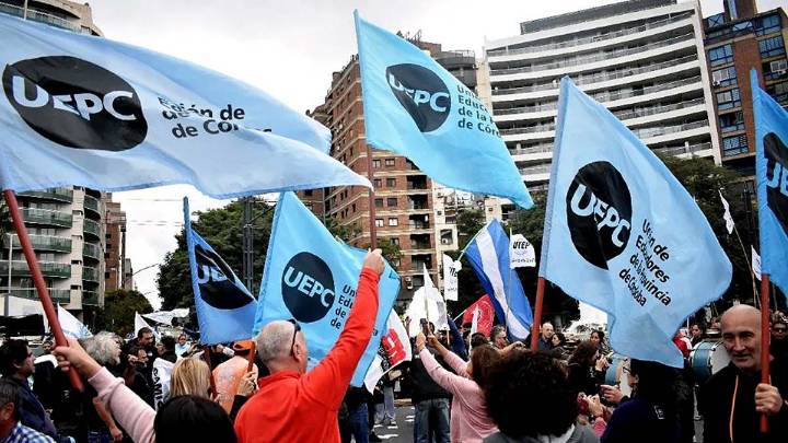 UEPC pide una compensación salarial en enero para docentes provinciales