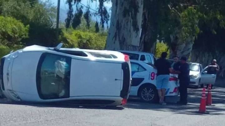 Vuelco en plena Ignacio de la Roza dejó un auto dado vuelta