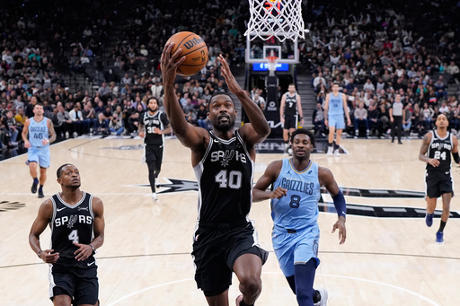 Harrison Barnes anota 31 puntos en victoria de Spurs, 126