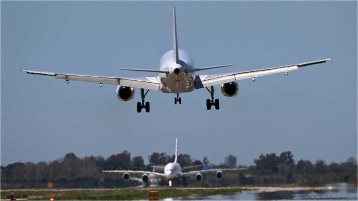 Petro: "Colombia restablece el servicio aéreo civil con Venezuela e invita al mundo a hacerlo"