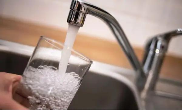 Cómo se filtra el arsénico del agua: qué recomiendan los especialistas