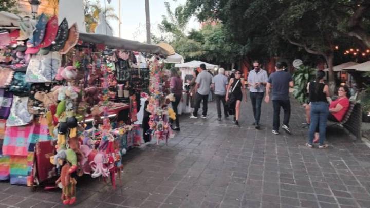 En Mazatlán, disfrutan decenas de personas de la Plazuela Machado este fin de semana