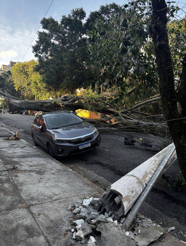 Strong winds leave millions in Sao Paulo without power, cutting water and flights
