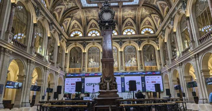 El Ibex 35 avanza casi un 1 % y cierra por encima de los 16.700 puntos, nuevo máximo histórico