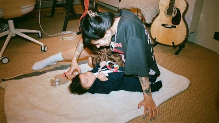 Cazzu revela como cría a Inti y confiesa que su hija 'solo conoce su música'