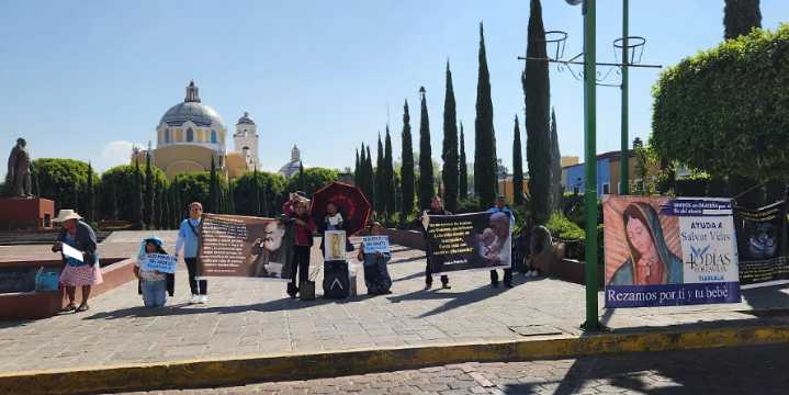 Católicos se arrodillan frente al Congreso de Tlaxcala: “¡No al aborto!”