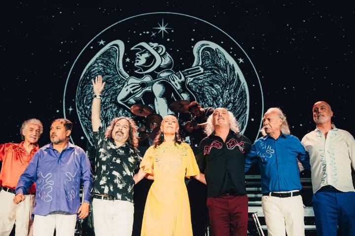 Los Jaivas celebran seis décadas de historia en un Estadio Nacional repleto y cargado de invitados estelares