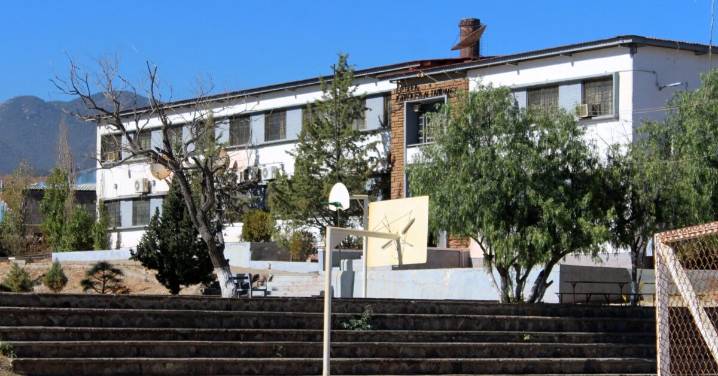 ¿Quién tiene facultad para suspender o modificar horario de clases?