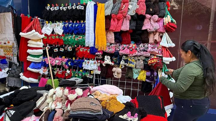 Con atole calientito y suéteres, así se baja el frío el culichi ante la llegada del invierno