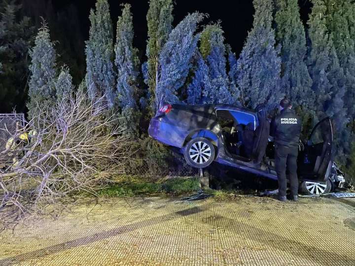 Un coche se sale de la vía en Huesca, choca contra un muro y acaba dentro de un huerto